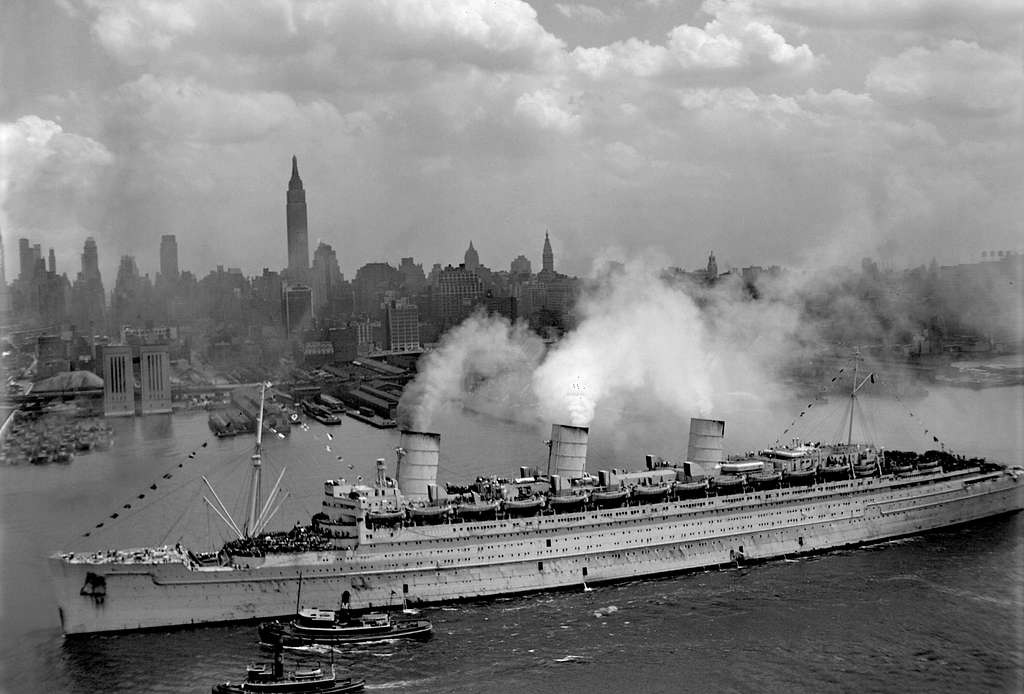 queen mary arrives in-new york harbor june 20 1945
